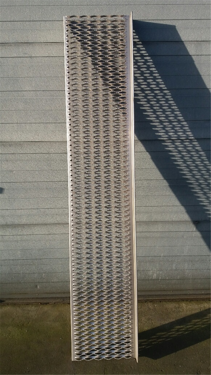Perfoarted safety deck 400 x  h:120 x h:70mm aluminium